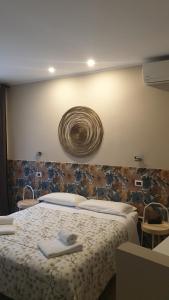 - une chambre avec un lit et 2 serviettes dans l'établissement Albergo la Svolta, à Brescia