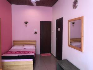 Dormitorio pequeño con cama y espejo en Breeze of Paradise en Colombo