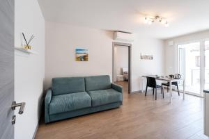 ein Wohnzimmer mit einem Sofa und einem Tisch in der Unterkunft Appartamenti Giotto in Sesto al Reghena