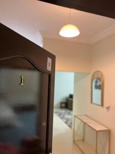 ein Schließen einer Kühlschranktür in einem Zimmer in der Unterkunft AlSultan Apartments in Umm Lajj