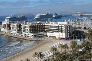 un hotel en la playa con cruceros en el agua en Apartment with Terrace and Sea View en Alicante