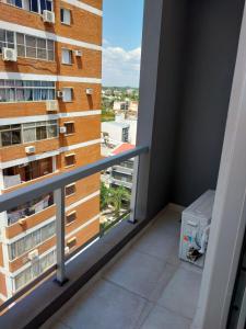 - Balcón con vistas a un edificio en Departamento nuevo Solar Ameghino con COCHERA costo aparte en Resistencia