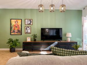 a living room with a couch and a flat screen tv at Elegante apartamento a unos pasos de la Rambla. in Alicante