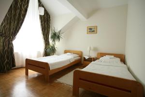 A bed or beds in a room at Pokoje hotelowe Azyl