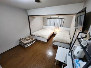 - Vistas a un dormitorio con 2 camas en MORI Apartment2 道頓堀(Dotonbori) 1K, en Osaka