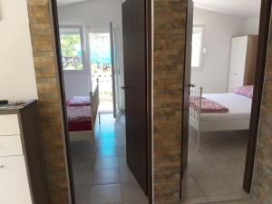Postel nebo postele na pokoji v ubytování Familien Ferienhaus Vir Croatia 150m Strand Restaurant Einkaufen