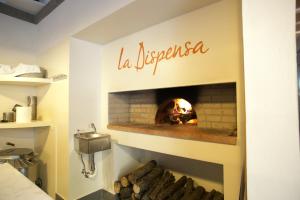蘭波雷基奧的住宿－La Dispensa-bio agriturismo，带壁炉的厨房里的比萨饼烤箱
