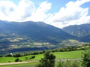 vista su una valle verdeggiante con montagne di Le Massif des Ecrins a Les Clots