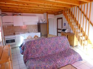 un soggiorno con divano e cucina di Le Massif des Ecrins a Les Clots