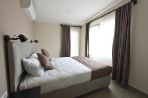 A bed or beds in a room at Beyaz Melek Apart Hotel