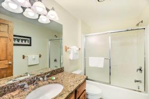 Ένα μπάνιο στο Inviting Ski-inandSki-out Condo at Jay Peak Resort! +17 φωτογραφίες