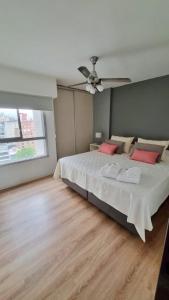 una camera con un grande letto e un ventilatore a soffitto di Chacabuco 472 Nva Cba a Córdoba
