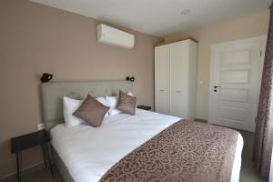 ein Schlafzimmer mit einem großen weißen Bett mit zwei Kissen in der Unterkunft Beyaz Melek Apart Hotel in Antalya