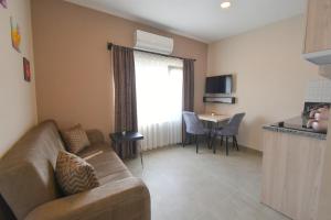 ein Wohnzimmer mit einem Sofa und einem Tisch in der Unterkunft Beyaz Melek Apart Hotel in Antalya