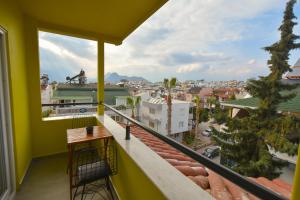 einen Balkon mit Stadtblick in der Unterkunft Beyaz Melek Apart Hotel in Antalya
