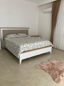 una camera con un letto e un tappeto sul pavimento di Ottoman village a Okurcalar