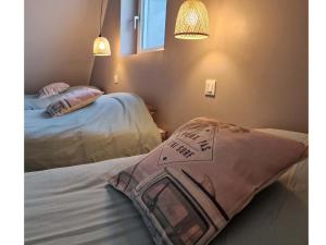 Łóżko lub łóżka w pokoju w obiekcie LES PORTSALLAISES piscine ou spa à 300m de la plage