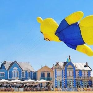 una gran cometa volando delante de un edificio en Hôtel Restaurant L'Atelier des Cousins, en Châtelaillon-Plage