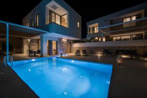 Πισίνα στο ή κοντά στο Xenias Luxury Villas