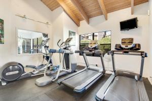 een fitnessruimte met twee loopbanden en twee crosstrainers bij Canyon Crest Condo in Tucson