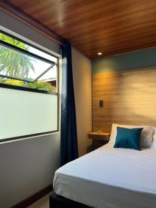 um quarto com uma cama e uma janela em Miss Anto´s Place-MAP em San Andrés