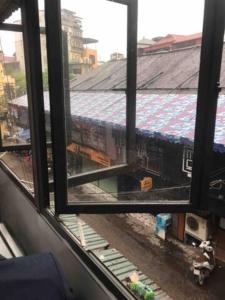 una vista desde la ventana de un edificio en Heart of Quarter Twin room, Balcony, Projector en Hanói