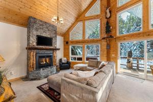 sala de estar con sofá y chimenea en Coal Creek Cabin, en Snoqualmie Pass