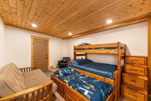 1 dormitorio con litera y sofá en Coal Creek Cabin, en Snoqualmie Pass