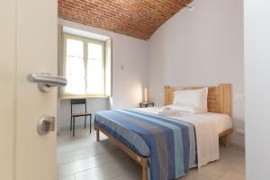 un dormitorio con una cama y una ventana en B&B Torino Arcuri, en Turín