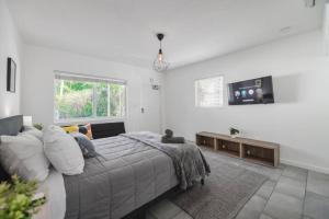 Televiisor ja/või meelelahutuskeskus majutusasutuses Wonderful Studio Residence 15 min from the beach