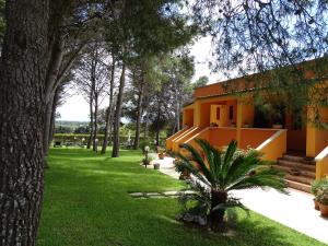 un edificio en un parque con un patio verde en Sole del Mediterraneo en Otranto