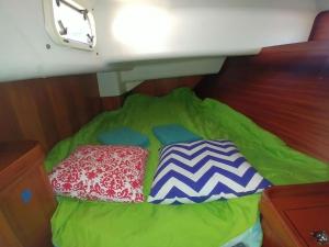 リスボンにあるBe Local - Holidays in a sailboat with a free sunset tour includedの船裏の小型ベッド