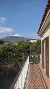 uma varanda com vista para uma montanha coberta de neve em Villa Giulia al Vesuvio em Trecase