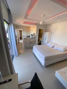 1 dormitorio grande con 1 cama y cocina en Arraial Hospedagem, en Arraial do Cabo