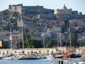 un grupo de barcos atracados en un puerto con un castillo en Casa Vacanze Sole & Luna, en Milazzo