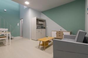 ein Wohnzimmer mit einem Sofa und einem Tisch in der Unterkunft Piraeus Urban Style Studio #2 in Piräus