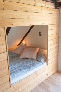 Bett in der Mitte eines Zimmers in der Unterkunft Loft auf Fehmarn 800m zum Strand in Fehmarn