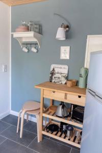 uma cozinha com uma mesa de madeira e um frigorífico em Loft auf Fehmarn 800m zum Strand em Fehmarn