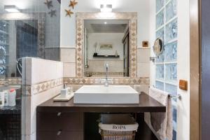 バルセロナにあるSant Antoni Lovely Apartmentのバスルーム(洗面台、鏡付)