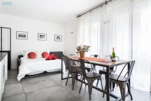 ein Esszimmer mit einem Bett, einem Tisch und Stühlen in der Unterkunft Spacious 90sqm - Zen Latin District in Paris