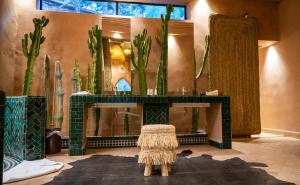 Lodge K في مراكش: حمام به كونتر أخضر وبه الصبار