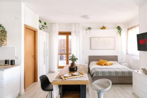una piccola camera con letto e tavolo di LOFT con Terrazzo - 3 min dalle Autostrade By followgreenhouserome a Roma