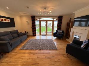 ein Wohnzimmer mit einem Sofa und einem Kamin in der Unterkunft 24 Castle Hume Court Holiday House in Enniskillen