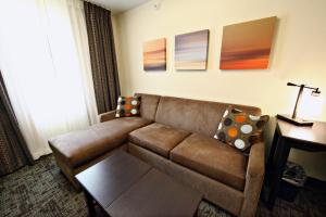 Posezení v ubytování Staybridge Suites Minot by IHG