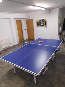 una mesa de ping pong en una habitación con una pelota de ping pong en Villa Flamante, en Tarragona