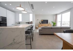 een keuken en een woonkamer met een aanrecht en een bank bij Your Luxury Malta Home! in San Ġwann
