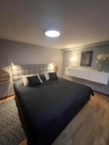 sypialnia z dużym czarnym łóżkiem w pokoju w obiekcie 4-bäddsrum Hultsfred w mieście Hultsfred