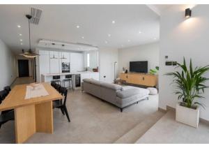 een woonkamer met een bank en een tafel bij Your Luxury Malta Home! in San Ġwann