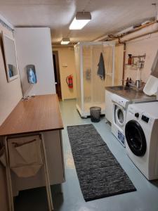 a kitchen with a washer and a washing machine at 4-bäddsrum Hultsfred in Hultsfred