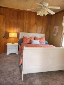 a bedroom with a white bed and a ceiling fan at Cozy bungalow near Hanging Rock and Chateau Vie. 